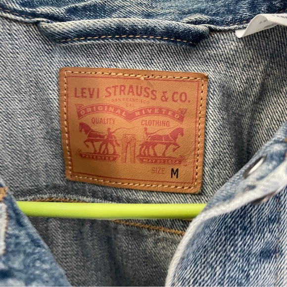 Levi's Stone Washed Women’s Fitted Denim Jacket - Picture 3 of 7